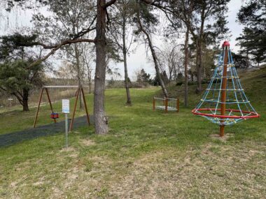 Instalace herních a cvičebních prvků  u skály Na Vápence